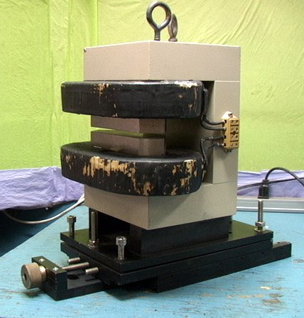 Electromagnet on Rails "Magnet Area 7.5" x 2.5" Gap 5/16"