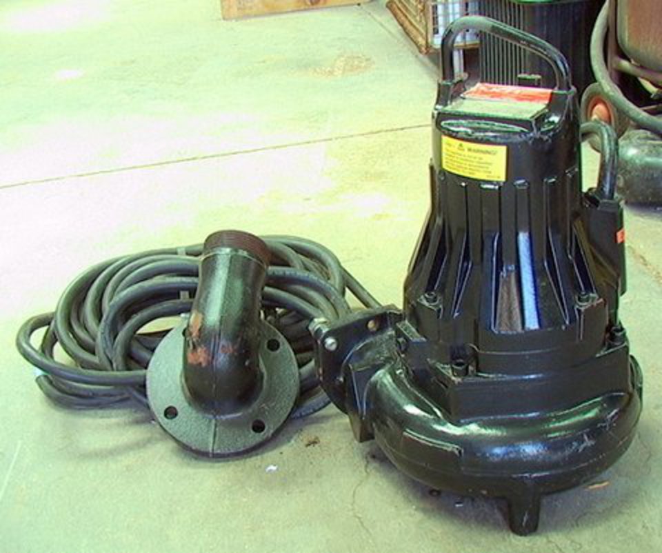 FLYGT Submersible Wastewater Pump w/Cord 3.5/3" Pipe elbow