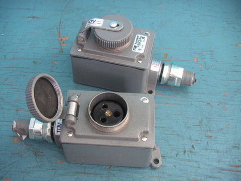 Thomas & Betts Russellstoll 250-600VAC 10-20A Watertight Recepta