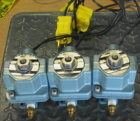 Three Skinner ABLB2252 Solenoid Valves 250 PSI 115VAC 1/4 NPT