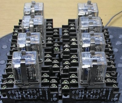 8 Control Relays With DIN Rail Mount Bases AB 700Hi 32z24 24 VDC