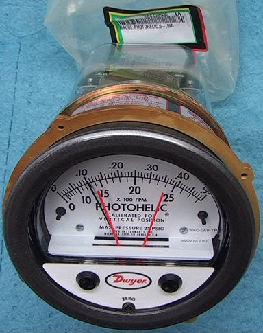 NEW Dwyer Photohelic 0 to .50 x 100 FPM